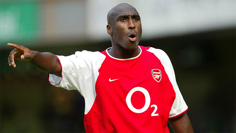 cau-thu-nao-ra-san-nhieu-nhat-o-giai-ngoai-hang-anh-sol-campbell